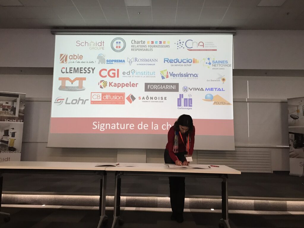 Carole Mercier signe la Charte 